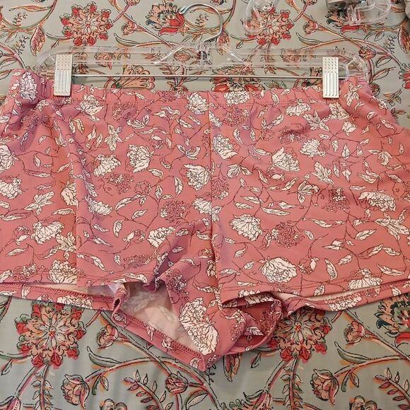 NEW. Marilyn Monroe Floral Two-Piece Pajamas with Lace Trim - Picture 5 of 11